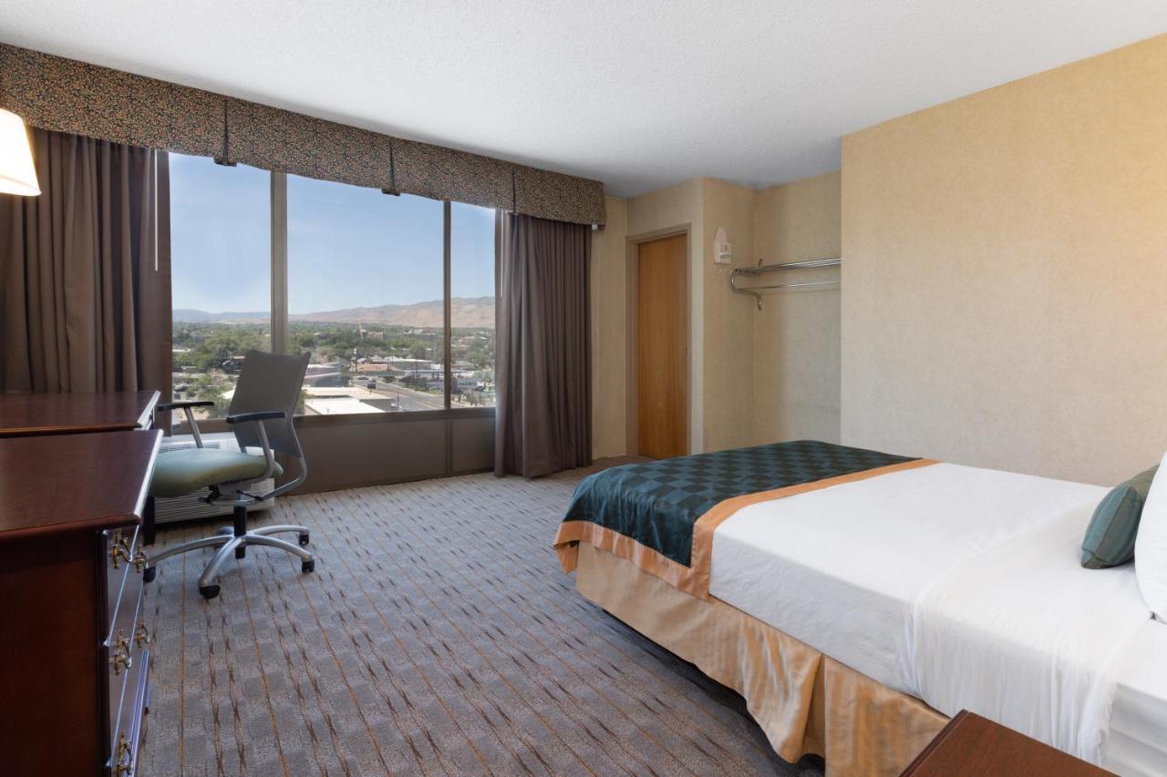 Ramada by Wyndham Reno Hotel&Casino Exterior foto